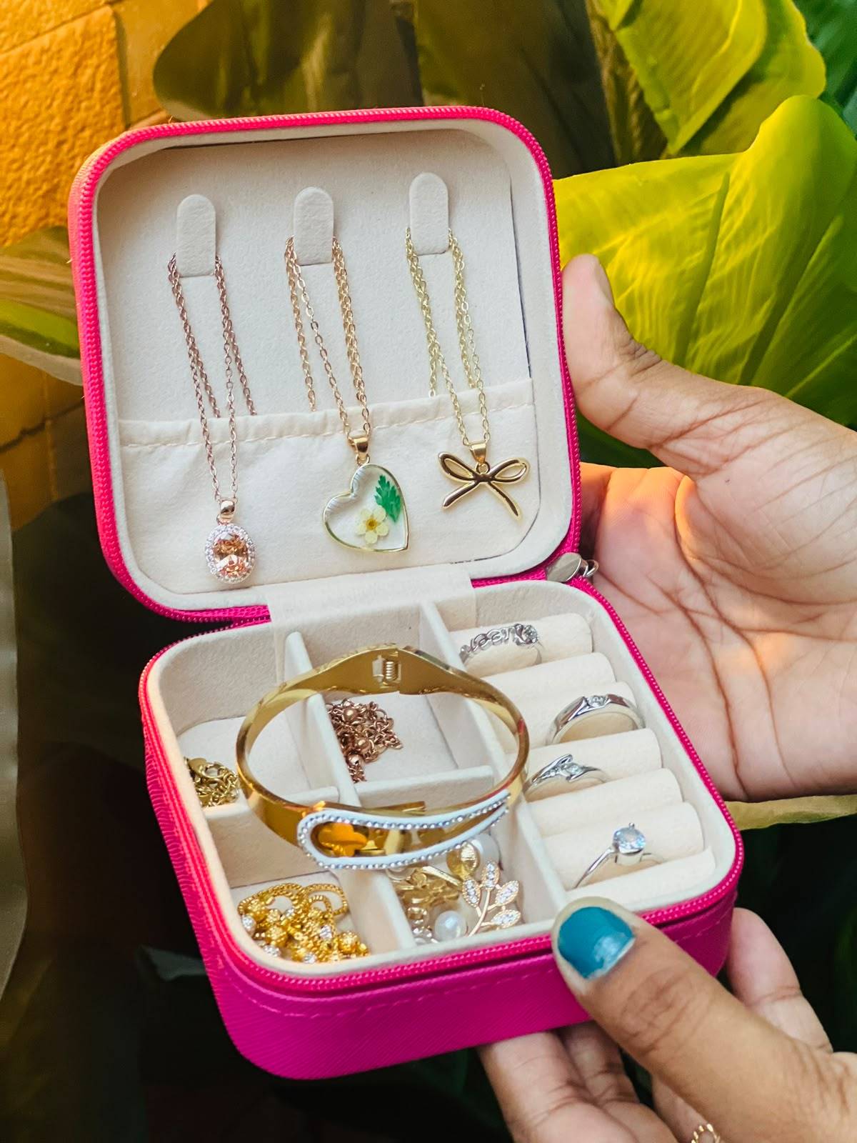 Jewels & accessories